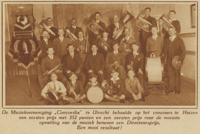 873197 Groepsportret van de leden van de Utrechtse muziekvereniging Concordia, dat op het muziekconcours te Huizen drie ...